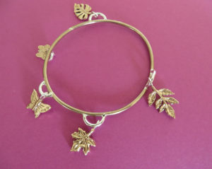 Armband brons met 5 bronzen bedels, bestaande uit verschillende blaadjes en vlinders. Op voorraad €150,00