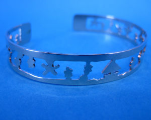 Armband met uitgezaagd Hollands landschap. het landschap bestaat uit boven en onder boompjes, bootjes en molentjes. De armband is aan 1 kant open